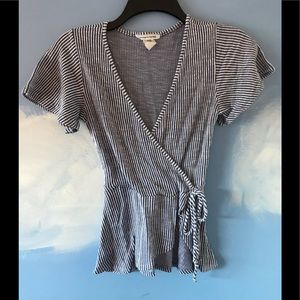 💕Free w Purchase💕 Cute wrap top